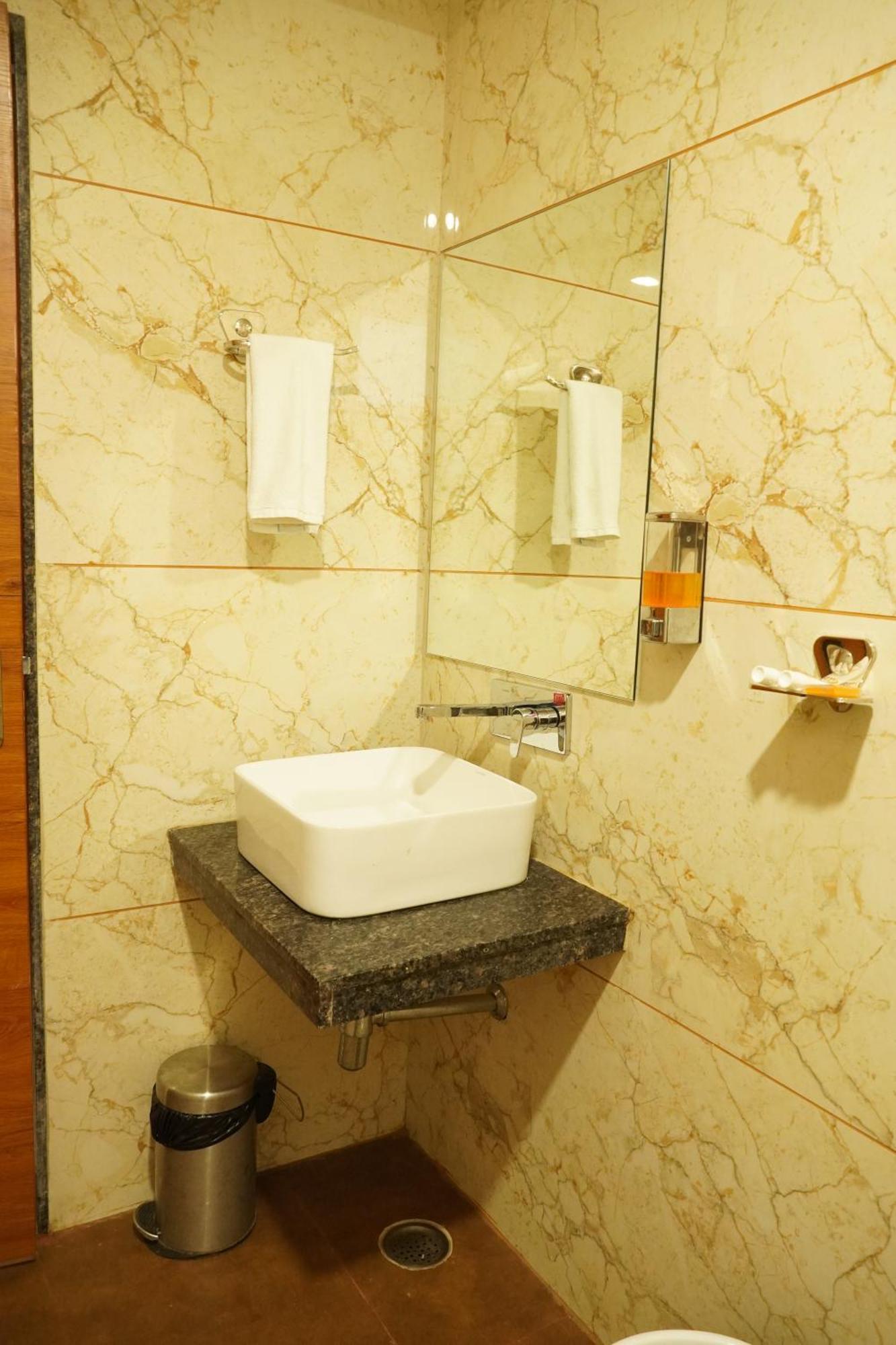 Hotel Eleven Heights Bhopal Extérieur photo